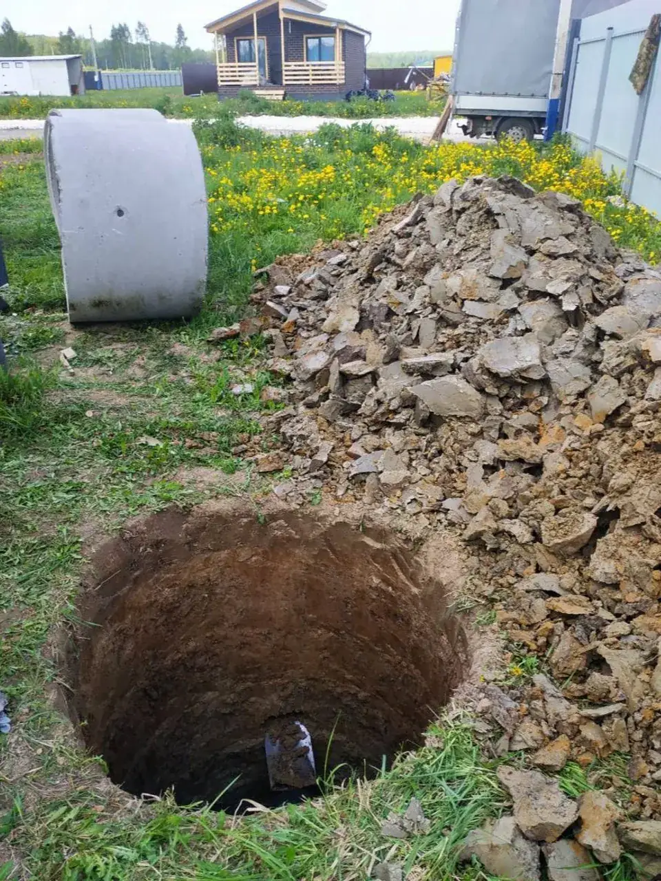 Монтаж выгребной ямы из трёх бетонных колец в Большом Татариново